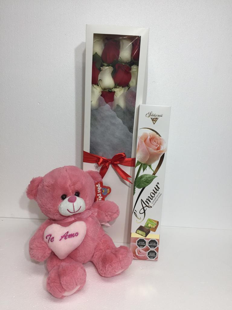 Caja con 12 Rosas ms Bombones de 116 Gramos y Peluche 30 cm